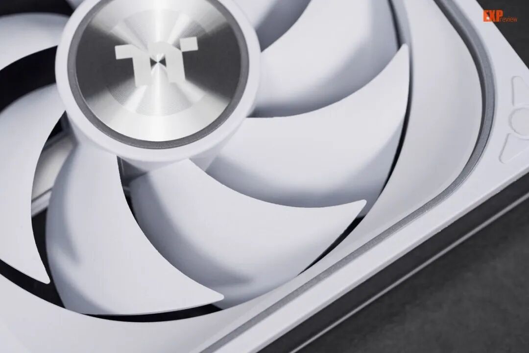 Thermaltake 钢影·时空 360风扇图赏:联排设计+无限镜,装机方便又好看
