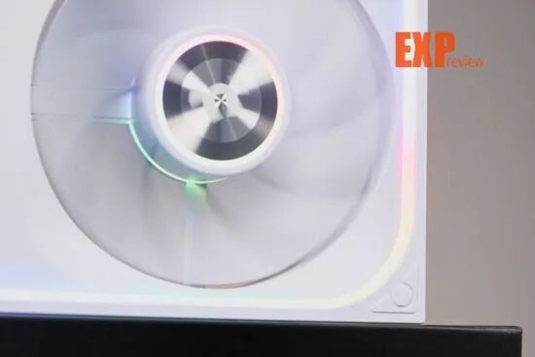 Thermaltake 钢影·时空 360风扇图赏:联排设计+无限镜,装机方便又好看