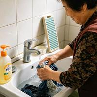 枕套总发黄?这样洗才不伤还去渍