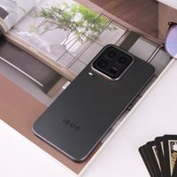 iQOO 15 Ultra vs 标准版：主动散热+肩键+8000尼特屏，游戏体验差在哪？
