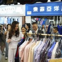 塞尔维亚总统夫人上海扫货7300元，亲选国产面料定制旗袍西服