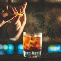 年轻人为何沉迷便利店调酒？真相与社交密码