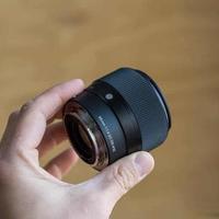 30mm和56mm F1.4怎么选？一文说清适马两支人像神镜的真实差距