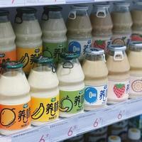 养乐多红瓶蓝瓶小金瓶怎么选？一张表看懂糖分、活菌和适用人群差异