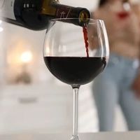 睡前一杯红酒真能助眠？科学拆解微醺背后的睡眠陷阱