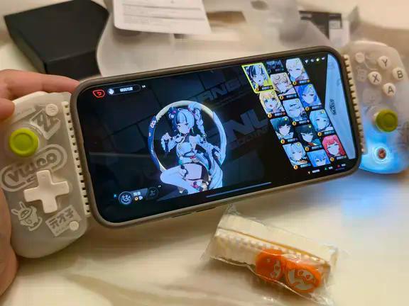 iPhone 15 Pro Max戴壳玩X5s？别被“全兼容”骗了，这三类手机根本夹不住