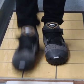 浴室防滑选错=白买！乔丹两款神鞋实测：拖鞋和球鞋根本不能混用