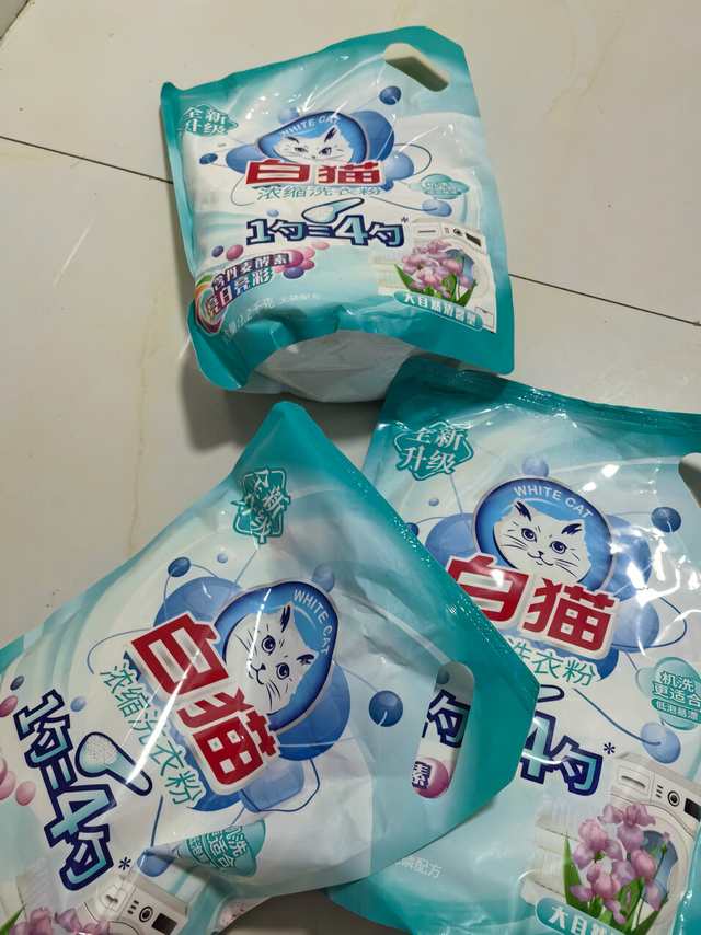 囤了三袋白猫新浓缩洗衣粉，一勺顶四勺是真的省
