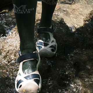三款热门溯溪鞋深度横评:防滑排水谁更强?看完再买不踩雷