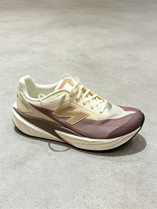 拿铁配色的温柔陷阱：New Balance Rebel v5 真实体验