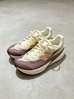 拿铁配色的温柔陷阱：New Balance Rebel v5 真实体验