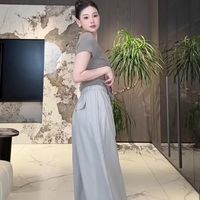 夏天穿阔腿裤到底选哪种面料？实测三款主流材质凉感、垂感、抗皱全对比