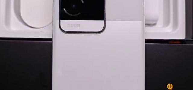 9000mAh vs 10000mAh，大电池手机谁更扛用？三款热门机型实测拆解