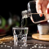 光瓶酒为何成为年轻人聚会新宠？