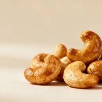 炭烧腰果咸香不腻的秘密：工艺、配比与吃法全解析