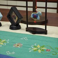 花同样的钱，如何避开“伪非遗”陷阱？四维拆解真传承 vs 假热闹