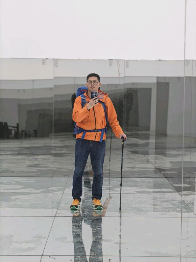 迪卡侬冲锋衣