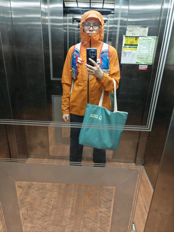 迪卡侬冲锋衣