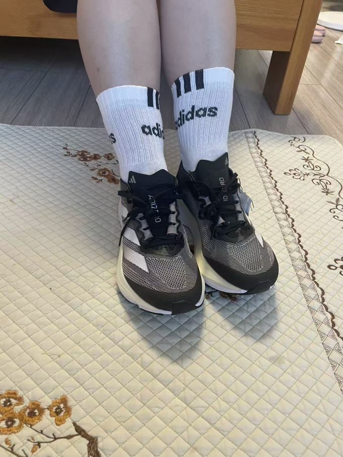 阿迪达斯跑鞋