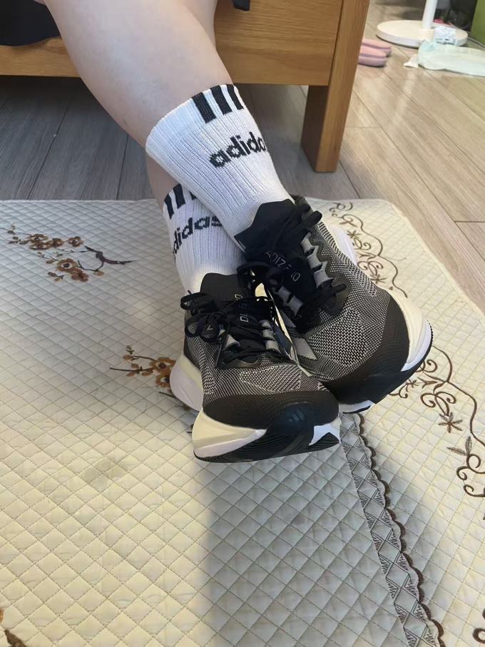 阿迪达斯跑鞋