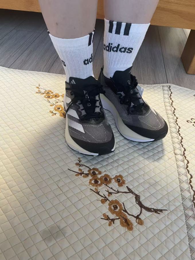 阿迪达斯跑鞋