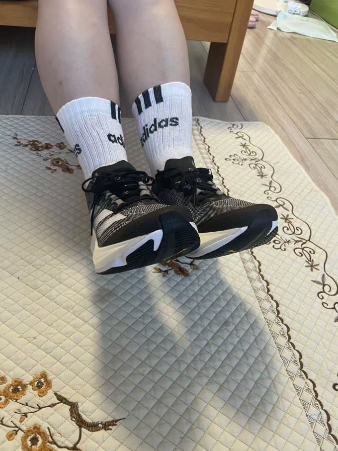 阿迪达斯跑鞋