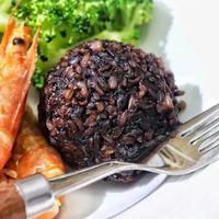 即食糙米饭包真健康?钠高口感差,三款爆款实测拆解