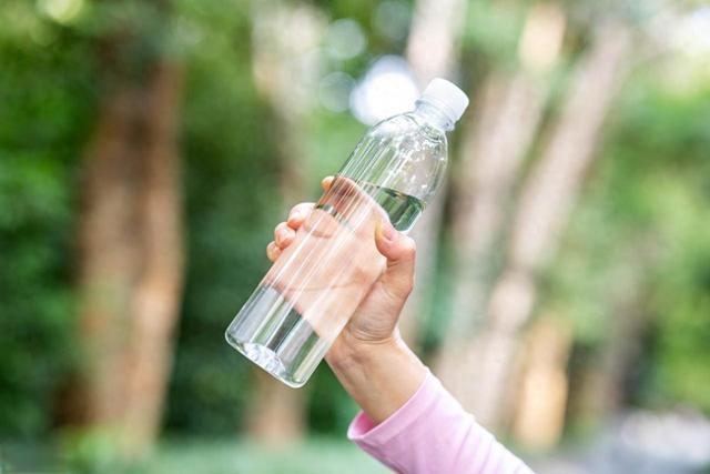 2升水壶真能让你多喝水？别让“健康装备”变负担