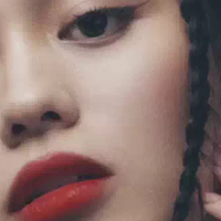 蕾哈娜这支裸粉唇釉，涂上就是高级清冷感