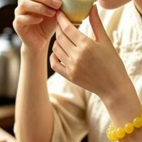 蜜蜡手串怎么选？蜜蜡手串10个品牌，蜜蜡手串选购技巧、盘玩方法