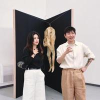 朱珠去香港展带火了黑白穿搭：露肩上衣+五分裤，时髦洋气又高级