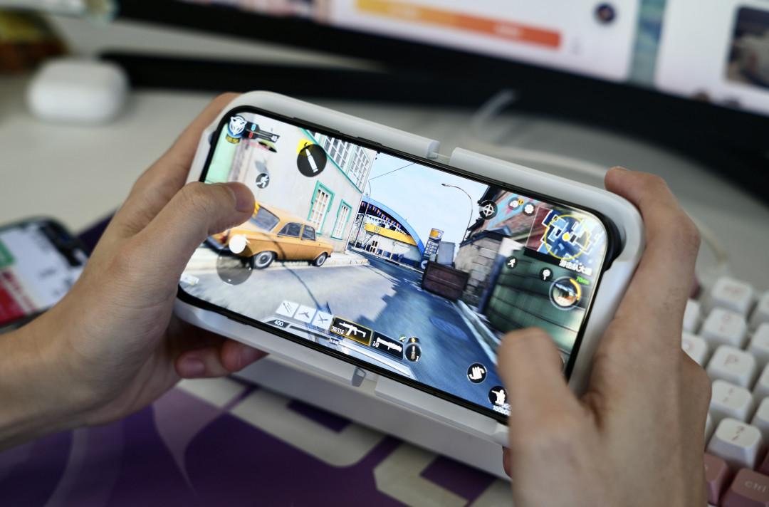 小机门诊:165Hz 高刷之外,枪神手柄更抢戏,一加 Ace6 至尊版上手体验