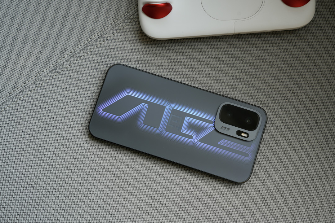 小机门诊:165Hz 高刷之外,枪神手柄更抢戏,一加 Ace6 至尊版上手体验