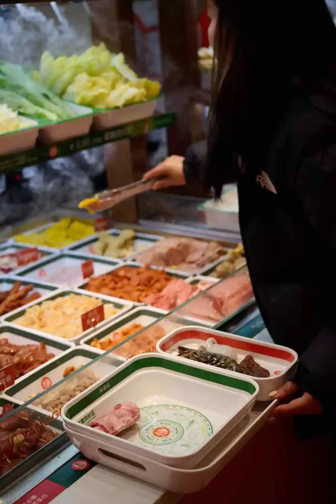从哈尔滨摆摊到全球开店!“麻辣烫大王”凭什么让老外也上瘾?