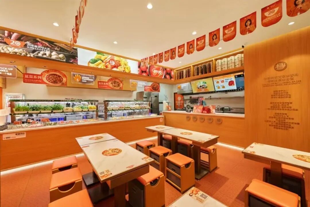 从哈尔滨摆摊到全球开店!“麻辣烫大王”凭什么让老外也上瘾?