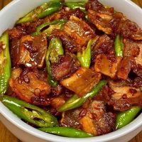 回锅肉煸炒秘诀：灯盏窝嫩滑 vs 干香焦边，哪种更稳不翻车？