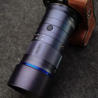 180mm微距镜头怎么选？国产新锐挑战万元旗舰，实测谁更值得买