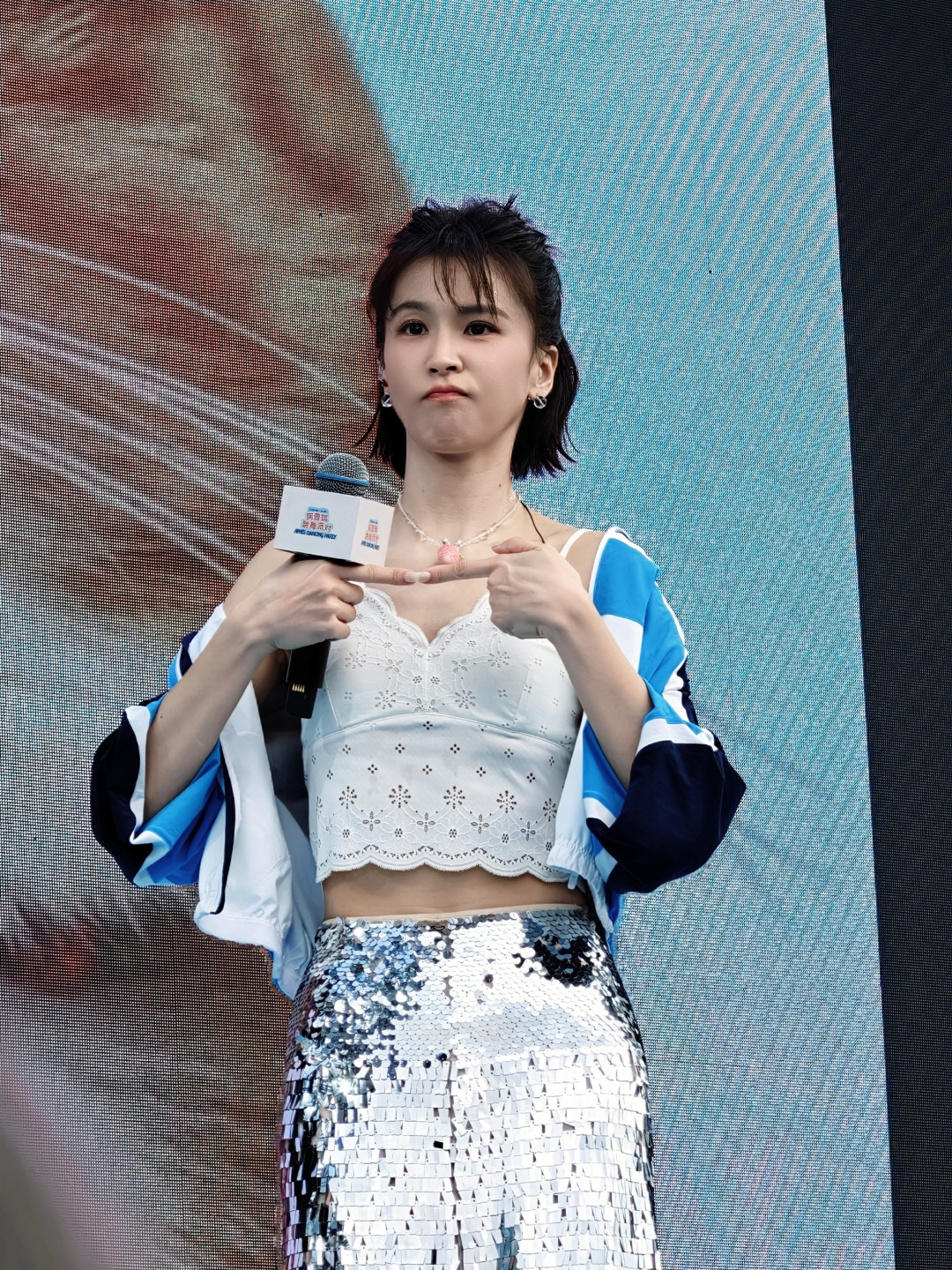 曾沛慈音乐节人气爆棚:不只回忆杀,带病真唱比完美更动人