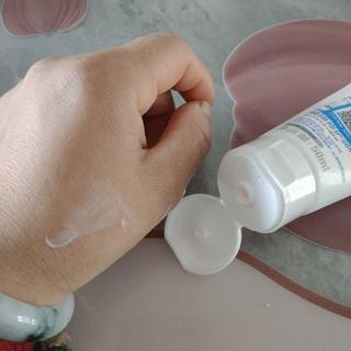 C霜和PM乳怎么选？别再乱涂了，关键看你的脸现在最缺什么