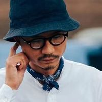 男人上了年纪后，要尽量少戴项链、丝巾，学习这样打扮更有腔调