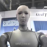 英伟达联手宇树推全球首个标准化人形机器人H2 Plus，年底交付