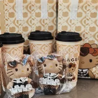 黑皮长腿Kitty爆火背后：从联名赠品到社交货币的消费逻辑