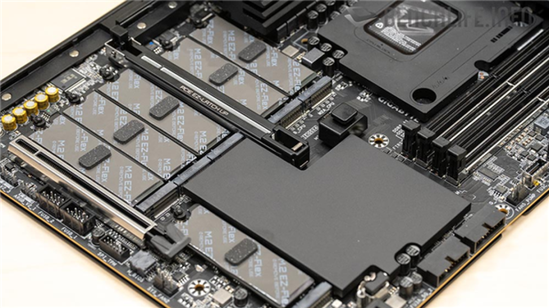 三个8-pin供电!技嘉首款Z990主板亮相:为Intel 52核桌面怪兽铺路