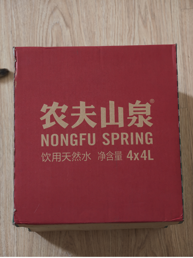 5块/桶的农夫山泉买上了 怕被打 只买了6箱