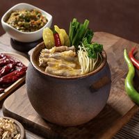 一碗米线，四季皆宜：陶锅里的反季节烟火气