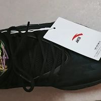 双配色安踏篮球鞋兼顾球场与日常