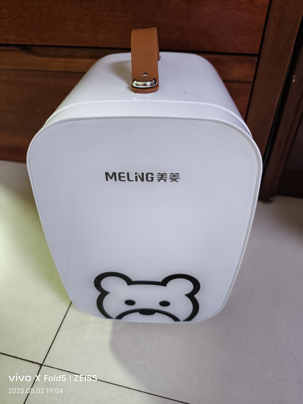 美菱迷你车载冰箱：车家两用保鲜神器