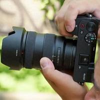 索尼A6700 vs 佳能R7:视频党选谁?一文拆解对焦、画质与镜头生态