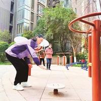 社区健身器材暗藏“隐形杀手”？72岁老人骨折敲响适老警钟