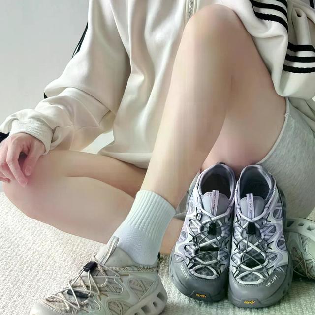KEEN UNEEK和伯希和曼巴2.0怎么选？溯溪鞋实测对比来了